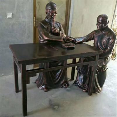 中醫(yī)人物景觀雕塑，玻璃鋼仿銅擺件把脈的情景小品