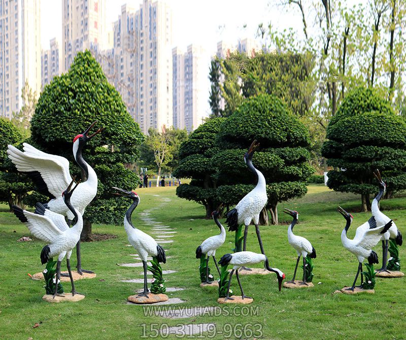 公園草坪一群休息覓食的玻璃鋼?dān)Q雕塑