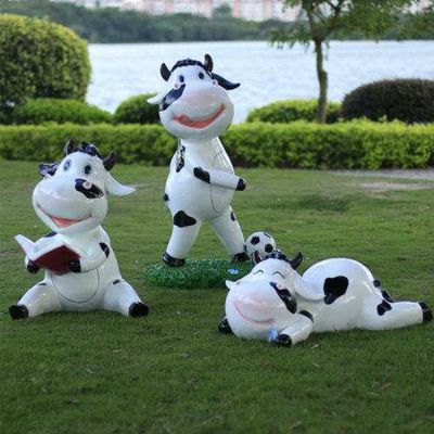 玻璃鋼噴漆卡通奶?？磿?踢足球趴著玩耍幼兒園組合小品