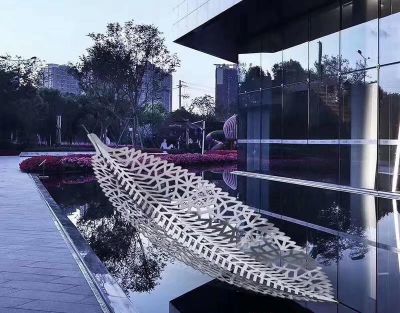 別墅花園不銹鋼鏤空樹(shù)葉雕塑