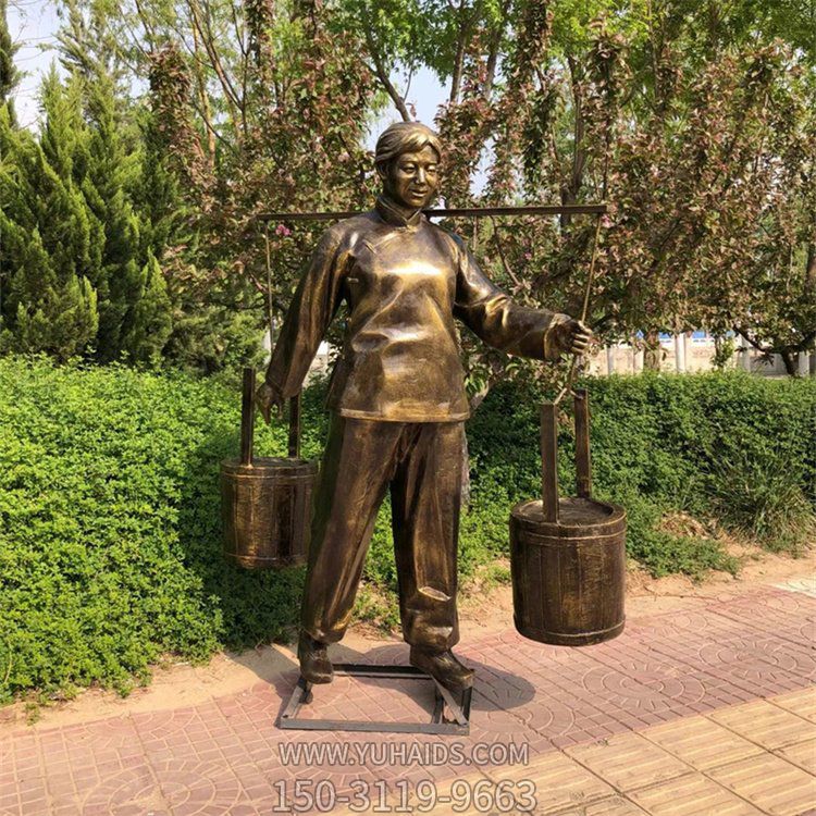 挑水的婦女，玻璃鋼仿銅勞動人物民俗生活雕塑