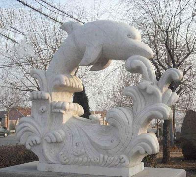 街邊公園一只大號石雕水花上的海豚雕塑