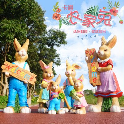 酒店門(mén)口一群大小不一的玻璃鋼兔子雕塑